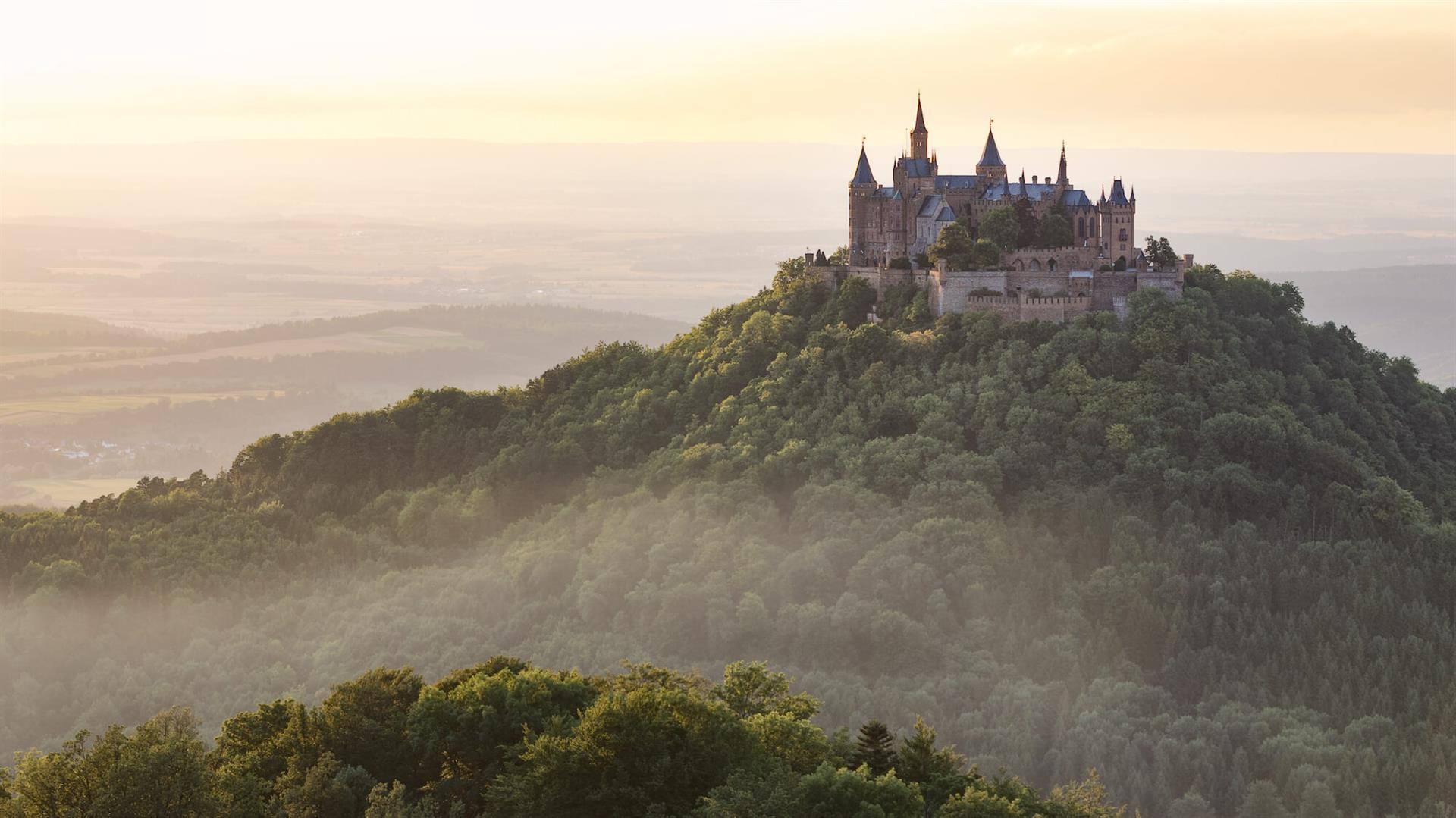 Die Burg Hohenzollern liegt bei Bisingen auf der Schwäbischen Alb.